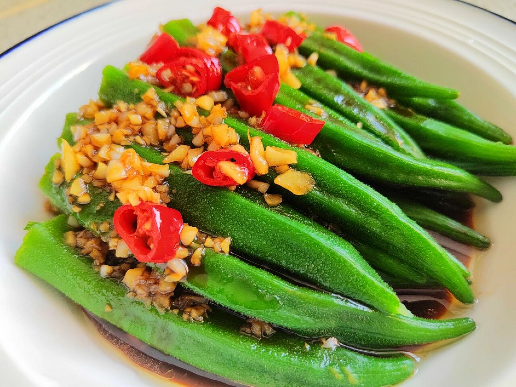 乐厨房|凉拌秋葵 1,黄秋葵洗净,焯水煮熟(水中加点盐更翠绿),过凉水或