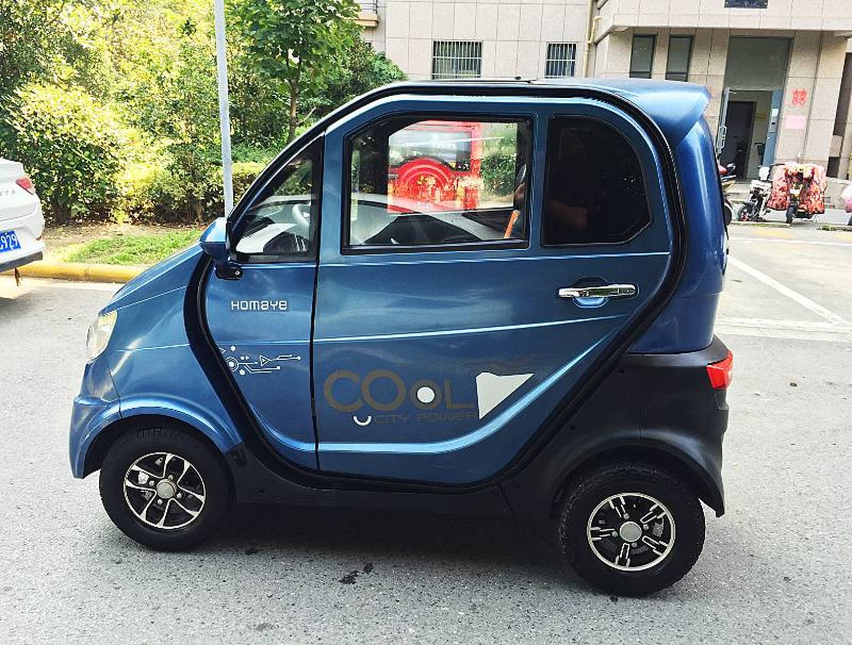 红蚂蚁全封闭式电动四轮车