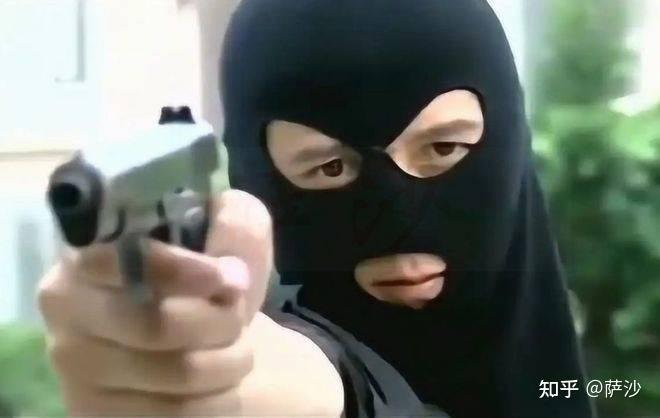 两个歹徒持枪抢劫2家银行杀7人1988年匪徒同民警枪战后被击毙