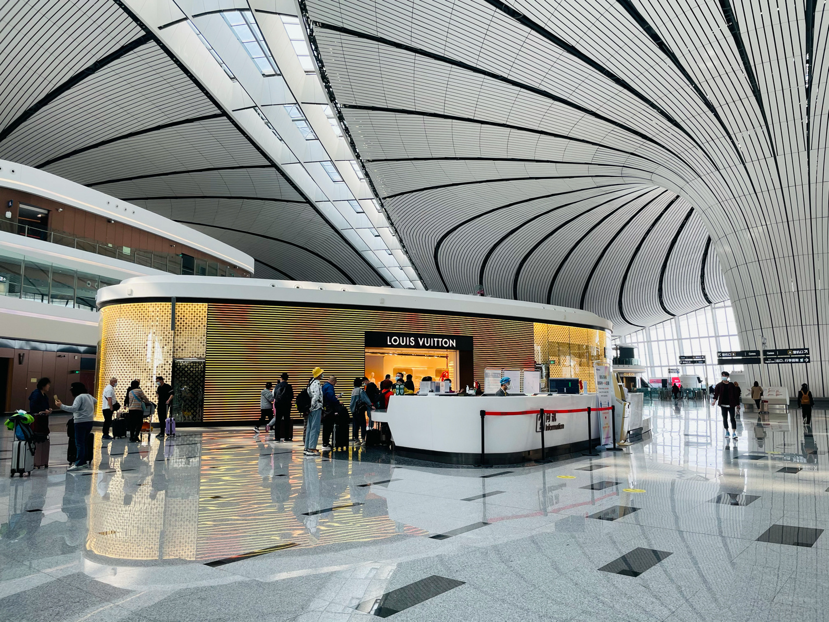 大兴机场出发流程 四层是值机大厅,可办理全部航班值机.