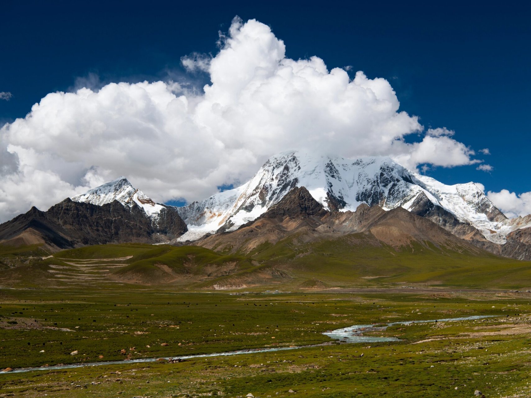 琼穆岗嘎雪山险峻高耸,直插云霄,冰川融水滋养着脚下广袤的草甸