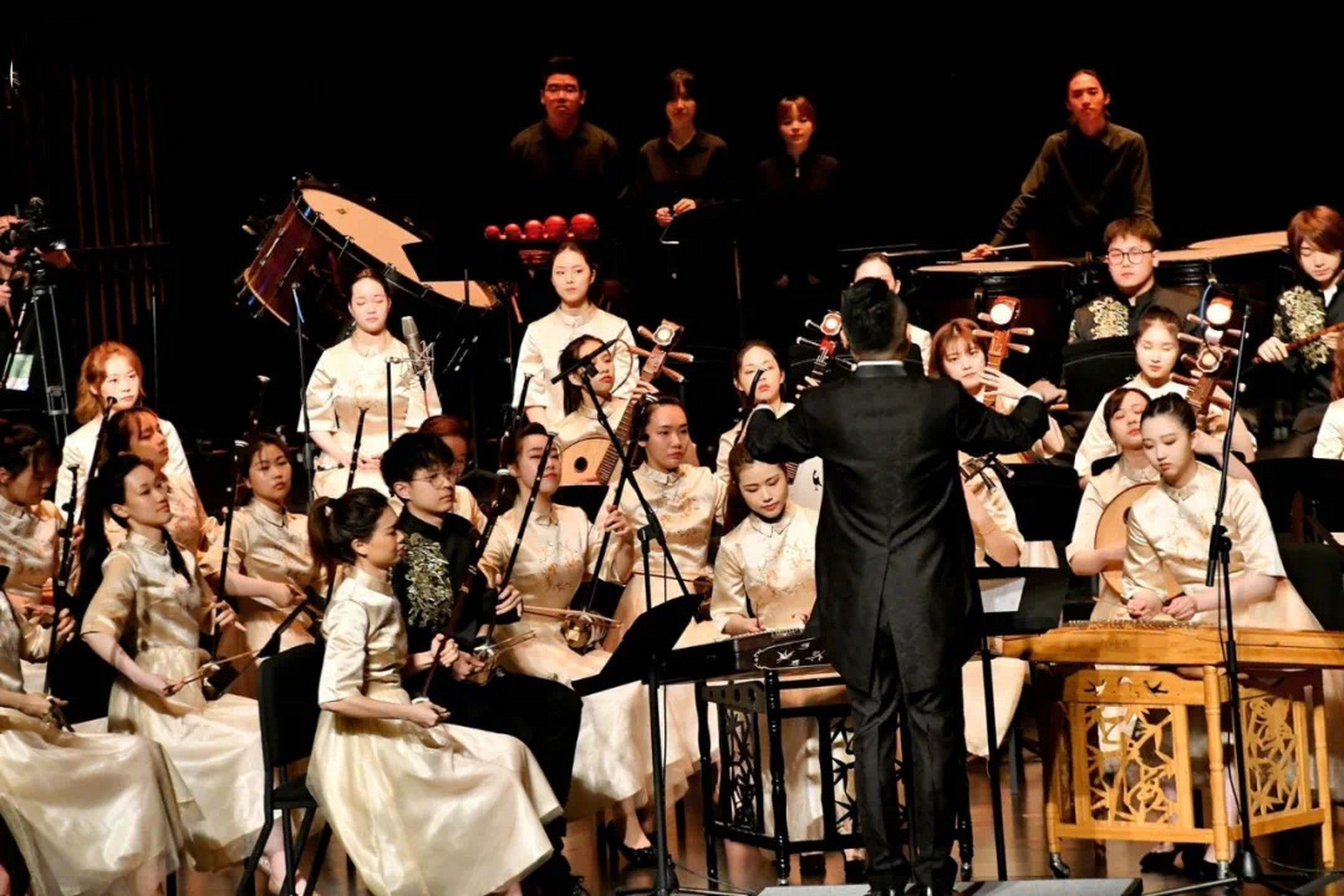 分享:一个民乐团的标准配置 拉弦乐器:高胡(约3-7人),二胡(约10-20人)