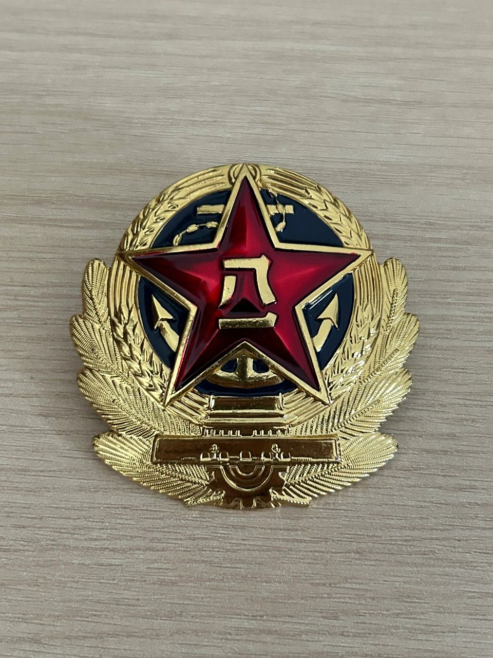 中国人民解放军海军87式帽徽,帅气 品相很完美,没有划痕.