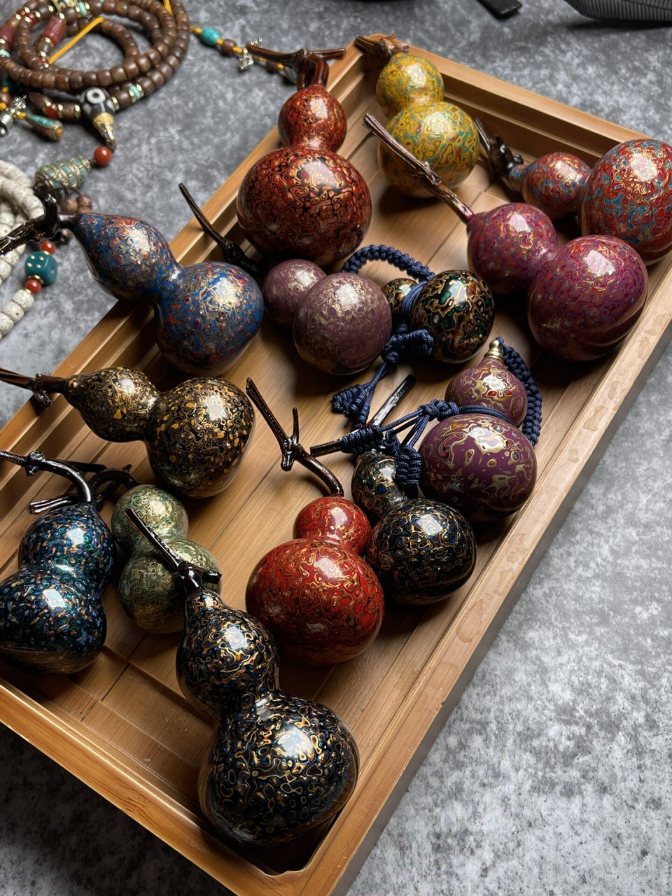 五颜六色的古法大漆葫芦