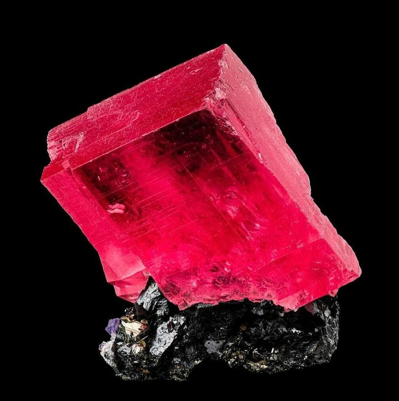 甜蜜之家菱锰矿 对于菱锰矿(国内称红纹石),美国甜蜜之家的矿标