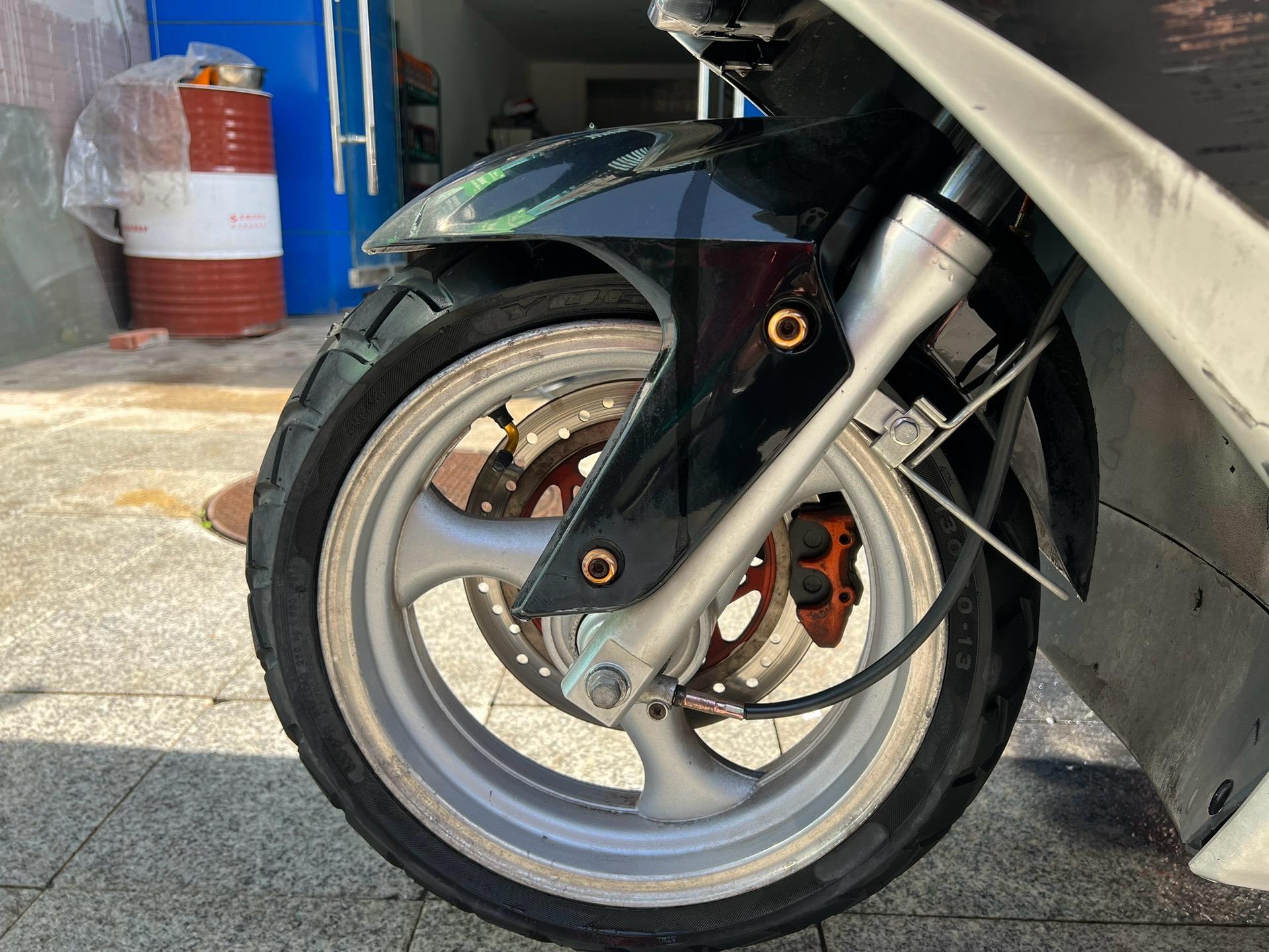 金翌牌150踏板车,加装尾箱两个手机支架,改装手把堵头,坐垫套子,手续