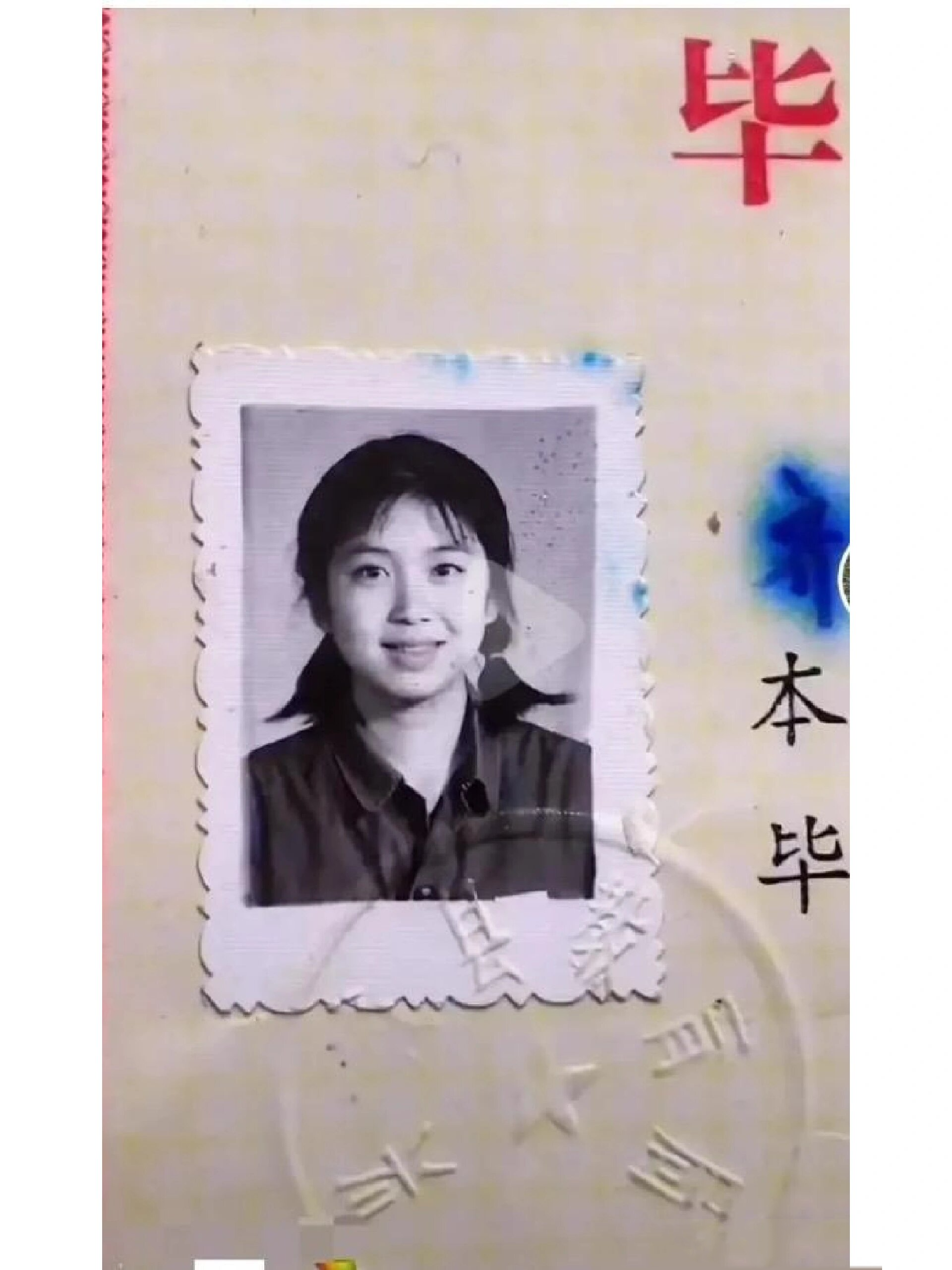 上世纪八九十年代的黑白证件照,那时候既没有医美也没有美颜,每个人打