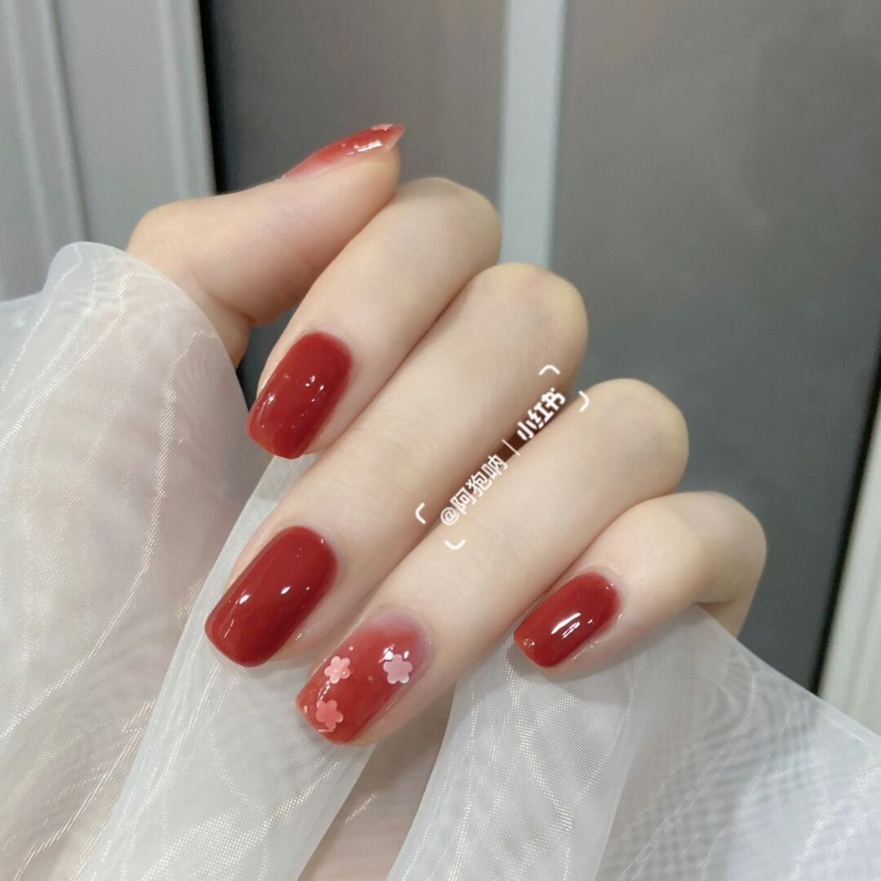 春田花花94温柔春日冰透粉红色显白美甲 水当当的春日花花美甲来啦!