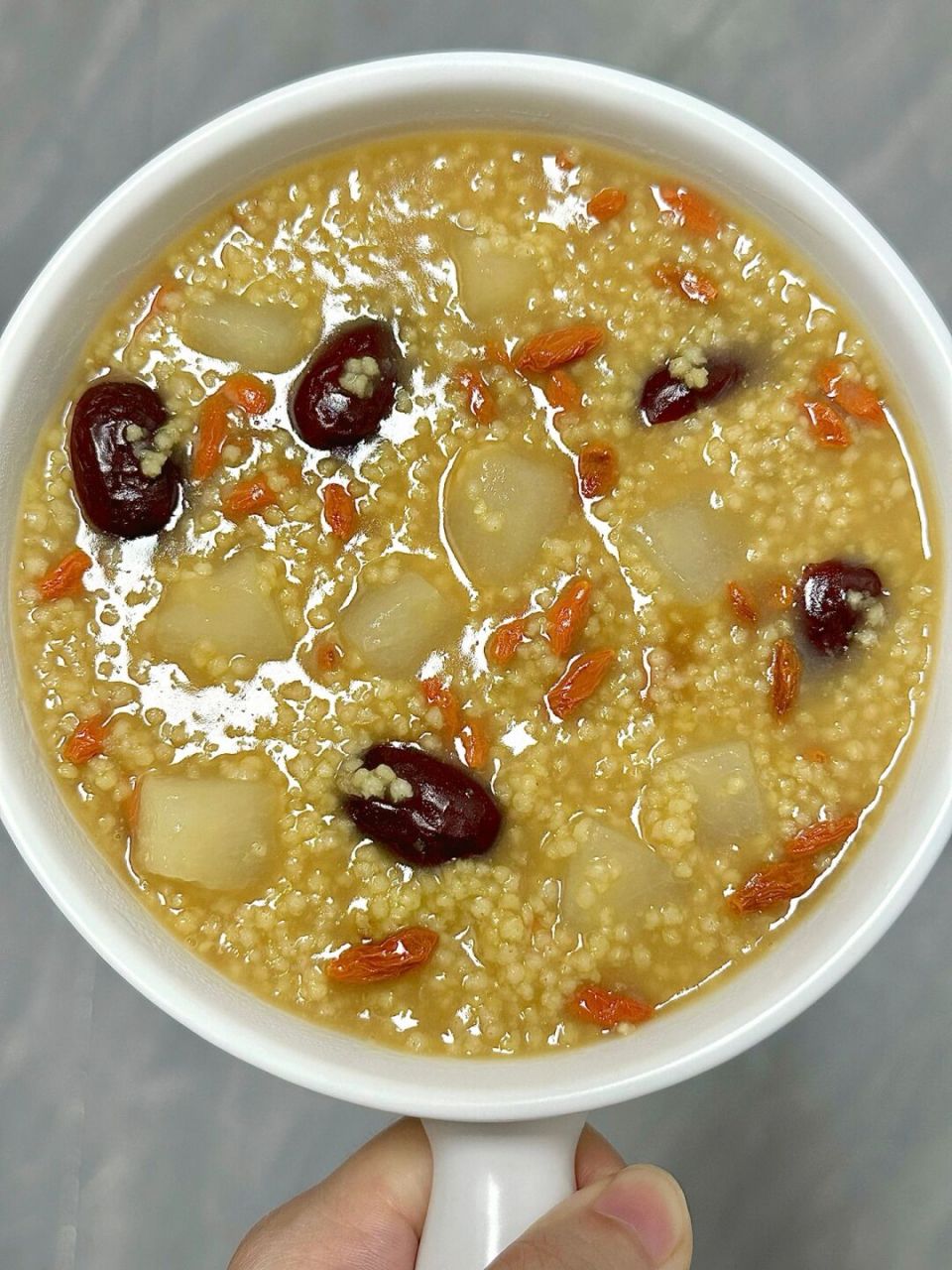 秋冬天气干燥,要多多喝这个雪梨小米粥,不仅养～胃,还润哦,天冷了来