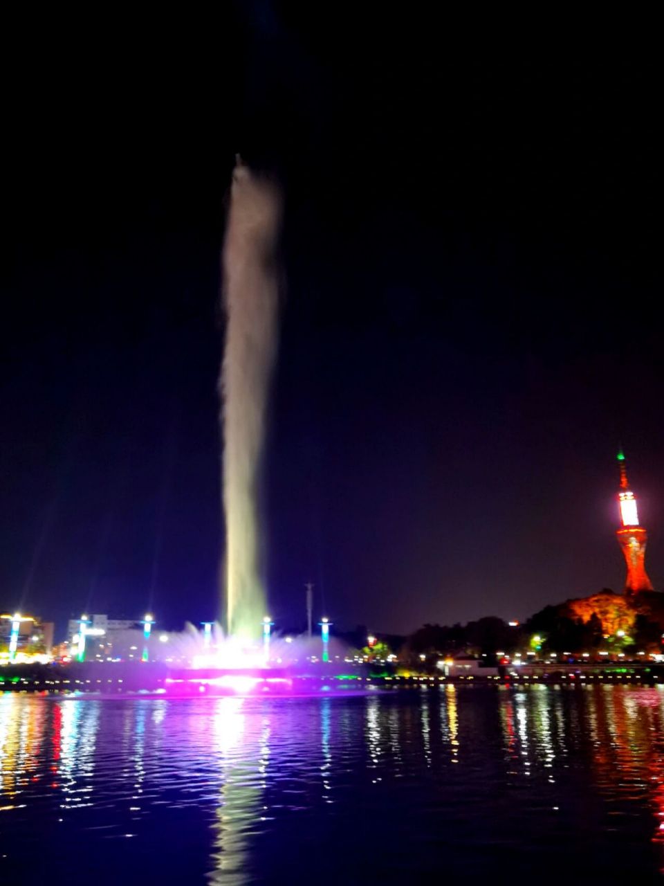 亚洲第一高喷泉 这次来河源主要冲着三个地方 1万绿湖 2亚洲第一高