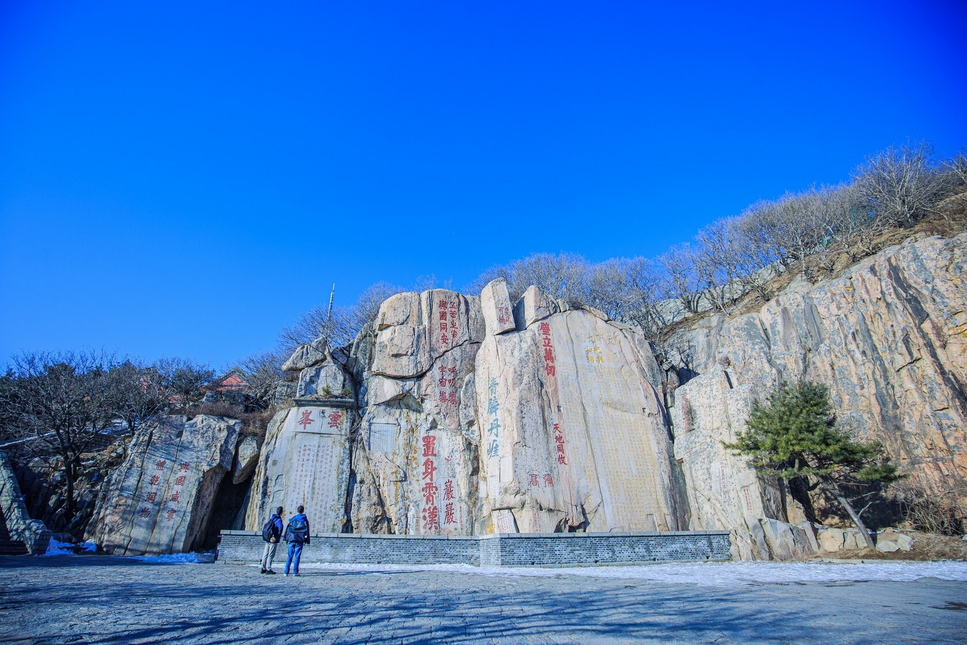 泰山的雄伟得益于其独特的地质构造,层峦叠嶂,群