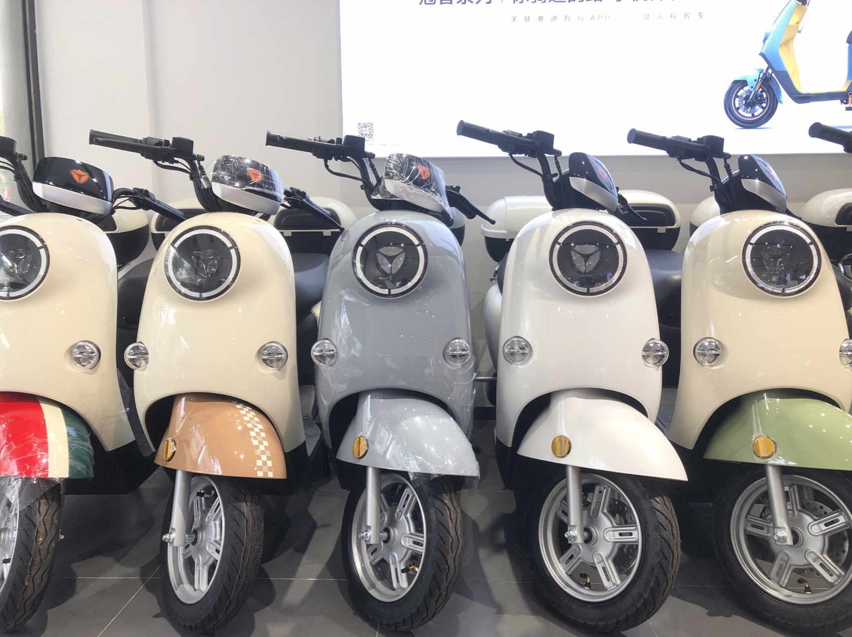 0豪华版新国标电动自行车 活动价:2699 配48v20雅迪专用铅酸电池 高亮