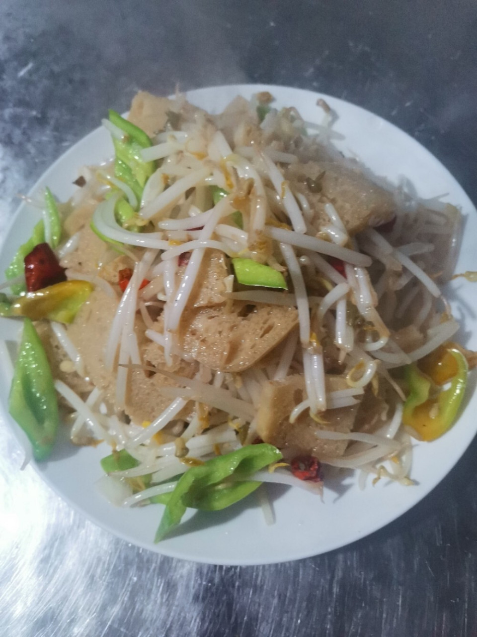 豆芽炒面筋 配料:绿豆芽.面筋.尖椒丝.喜欢的关注我.