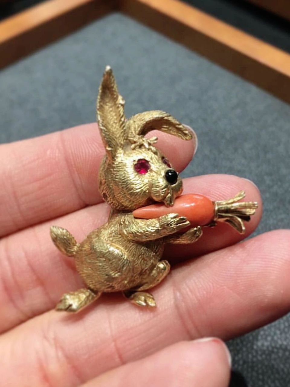 欣赏一组cartier卡地亚古董/vintage胸针: 扛着金扫帚的傲娇玉髓雪人