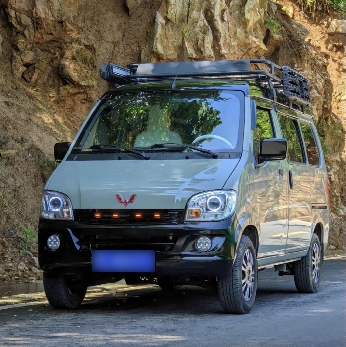 这辆是改装的五菱宏光房车,外观实用且极具吸引力