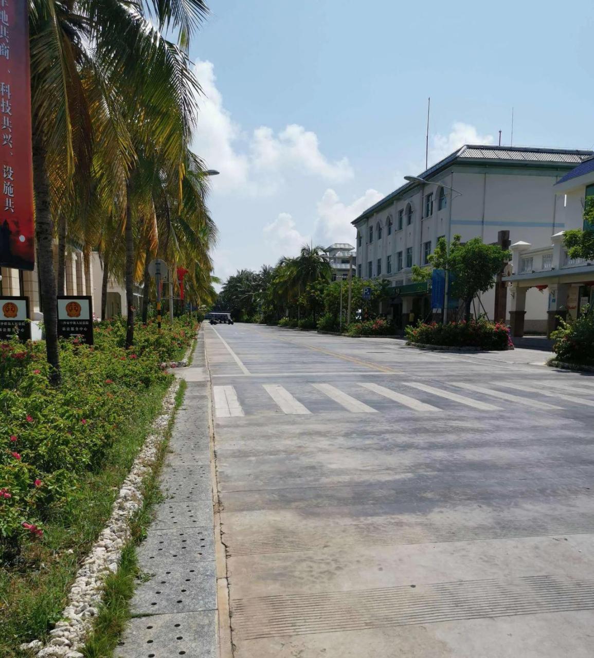 三沙市西沙区北京路在永兴岛上,这条路全长300米,沿街有超市,邮政