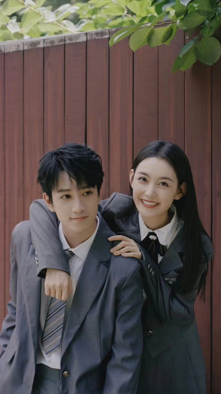 敖子逸随身带着送蒋依依的礼物# 敖子逸是什么纯情小狗!