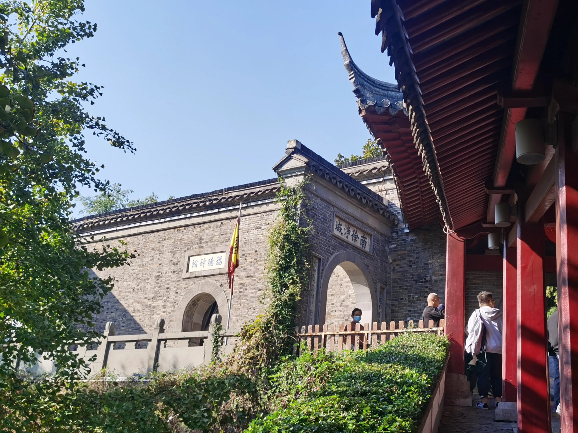 镇江北固山以甘露寺出名,是故事里刘备招亲结识孙尚香的地方