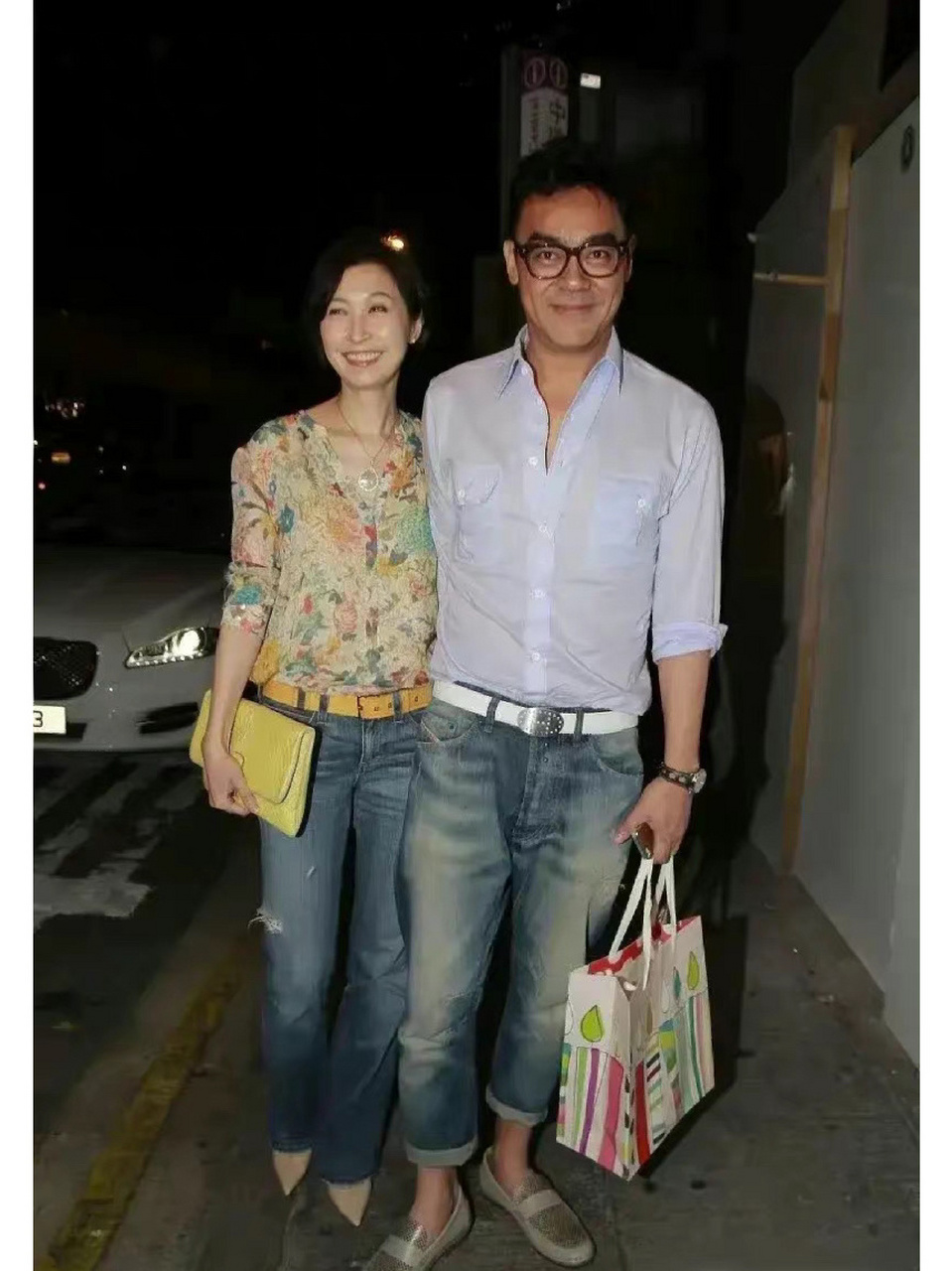 58岁刘青云和55岁老婆郭蔼明昔日外出购物!