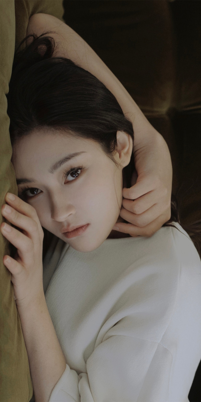 姜嫄白色唯美小清闲头像壁纸