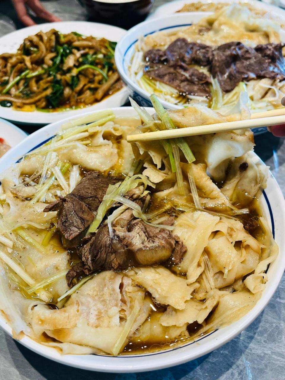 最近保定旅游真的太火啦 必须推荐一下我从小吃到大的安家罩饼 饼每天