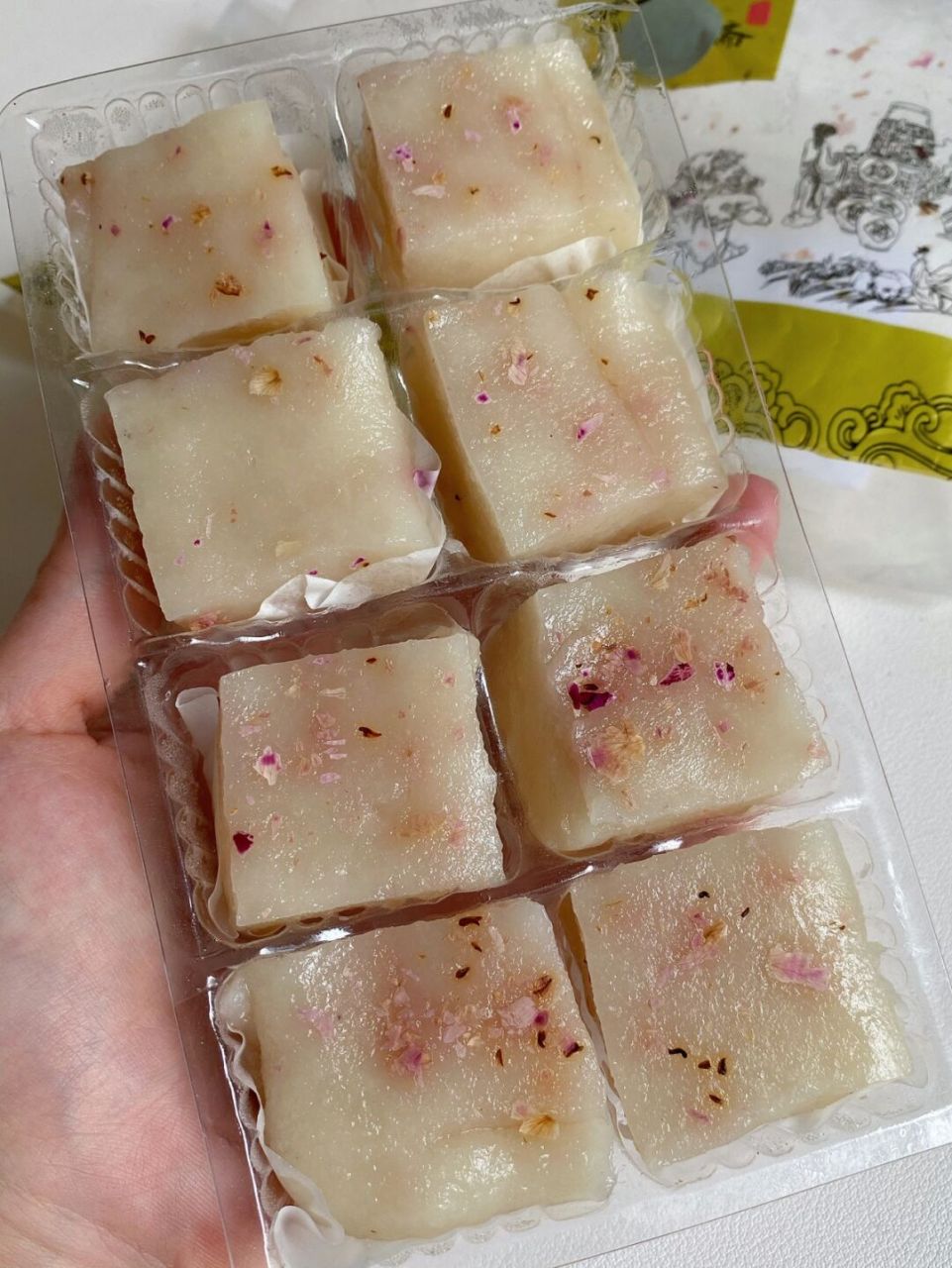 这个糯米糖糕上面是玫瑰花瓣 就是小时候吃的米糕的口感 很清爽的感觉