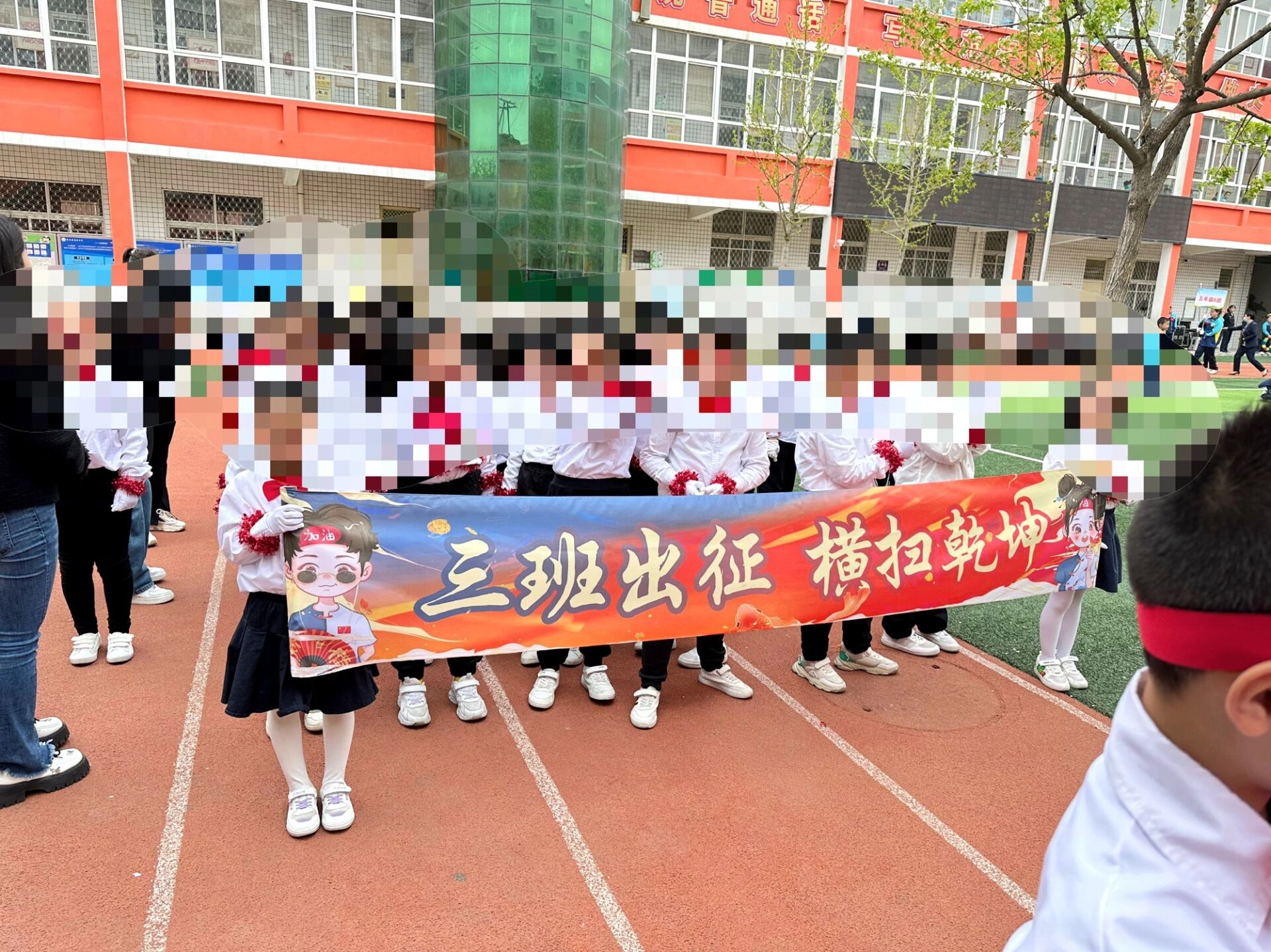 运动会可爱个性横幅 运动场上,不止需要班旗,加油喊口号的时候搭配一
