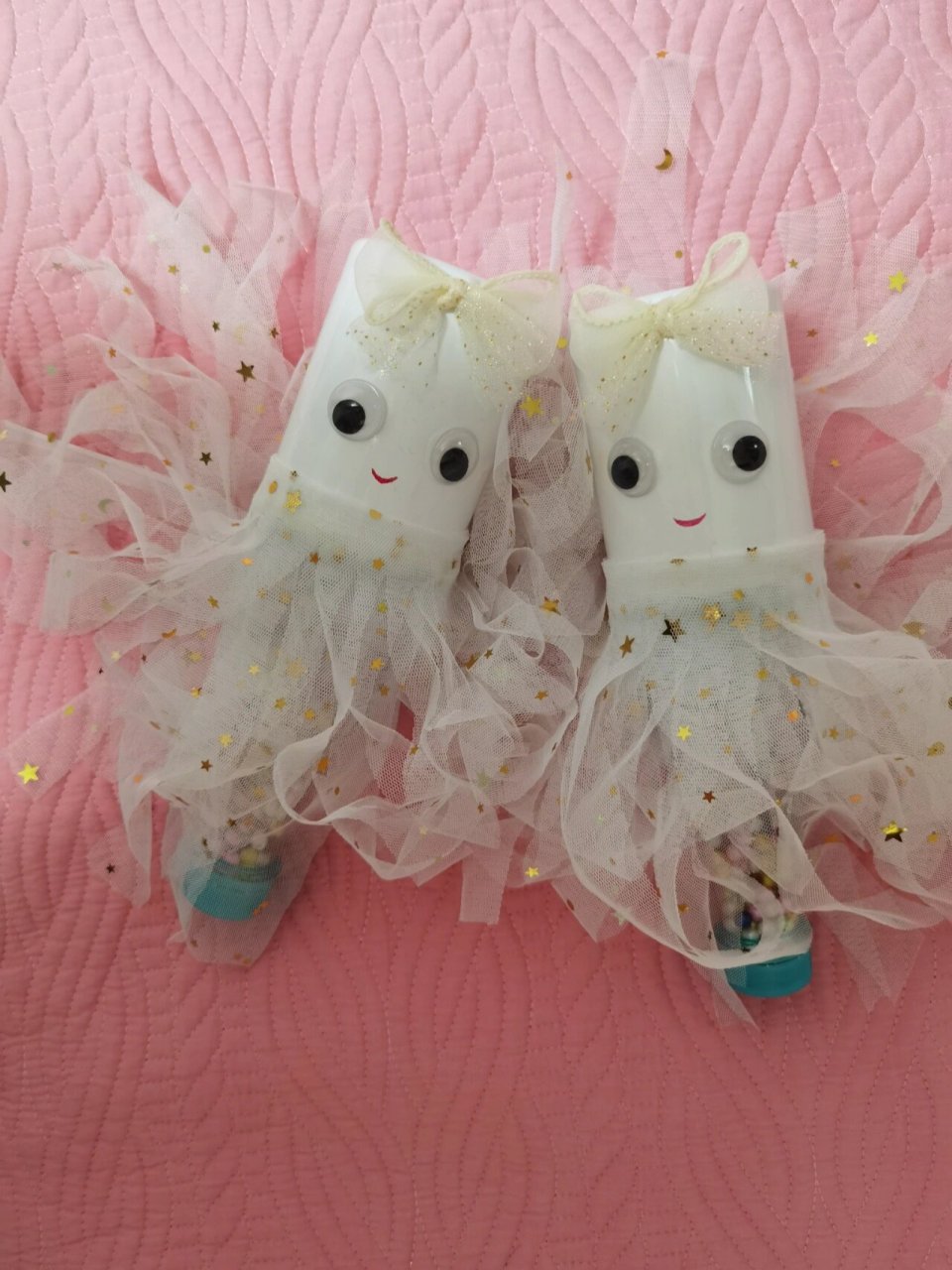 幼儿园废旧瓶子大变身---手摇响瓶 瓶子下半部分本想喷红色漆,做一个