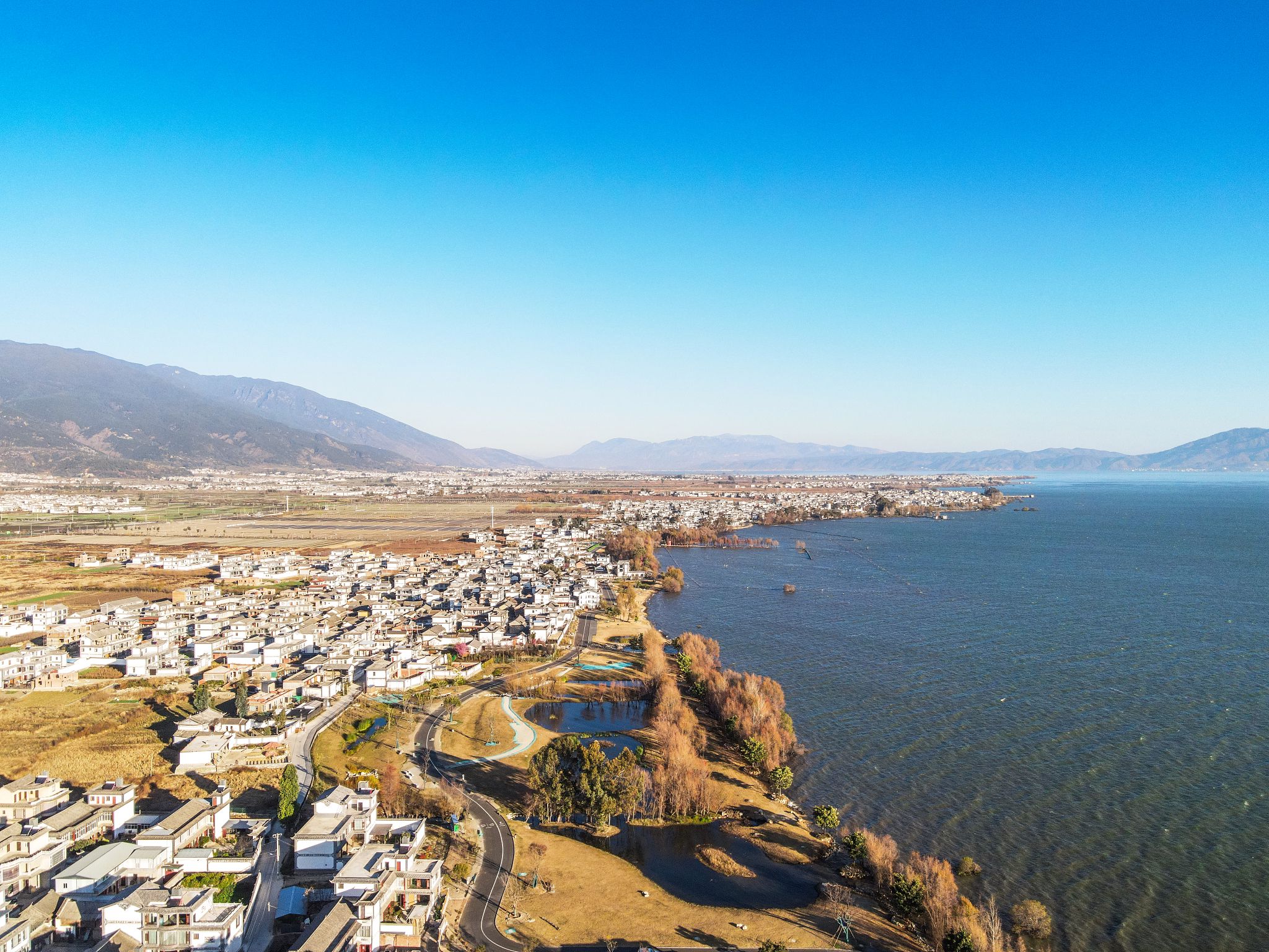 大理高铁洱海站红山图片