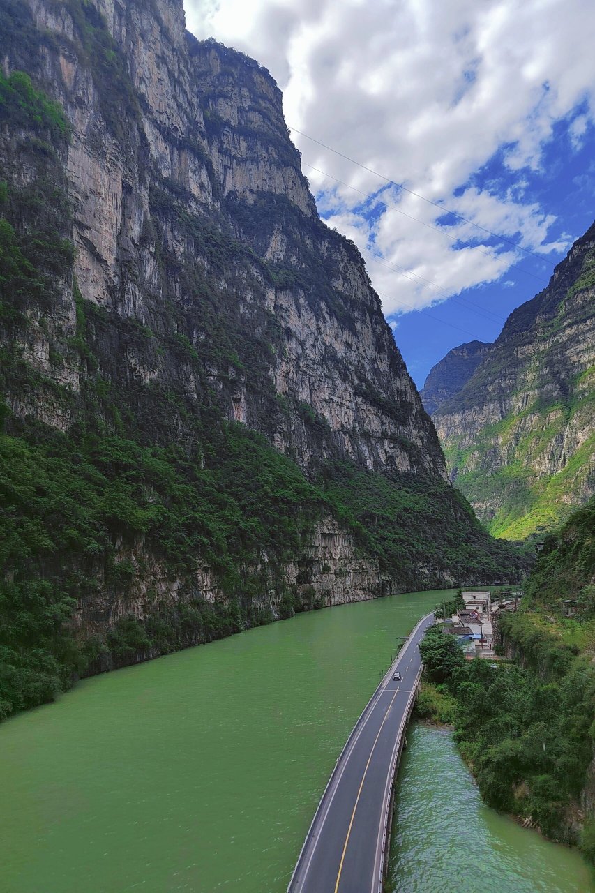 金口河大峡谷一日游 是个值得去的免费景点 峡谷之巅 碧水蓝天 同心桥