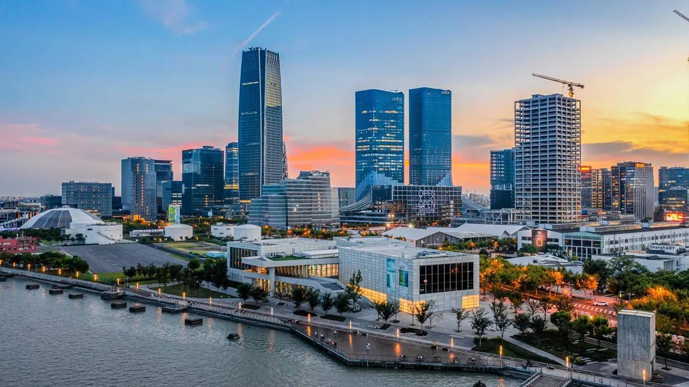 徐汇滨江的市民游客会发现,从五一小长假起,西岸巴士的停泊站点由原本