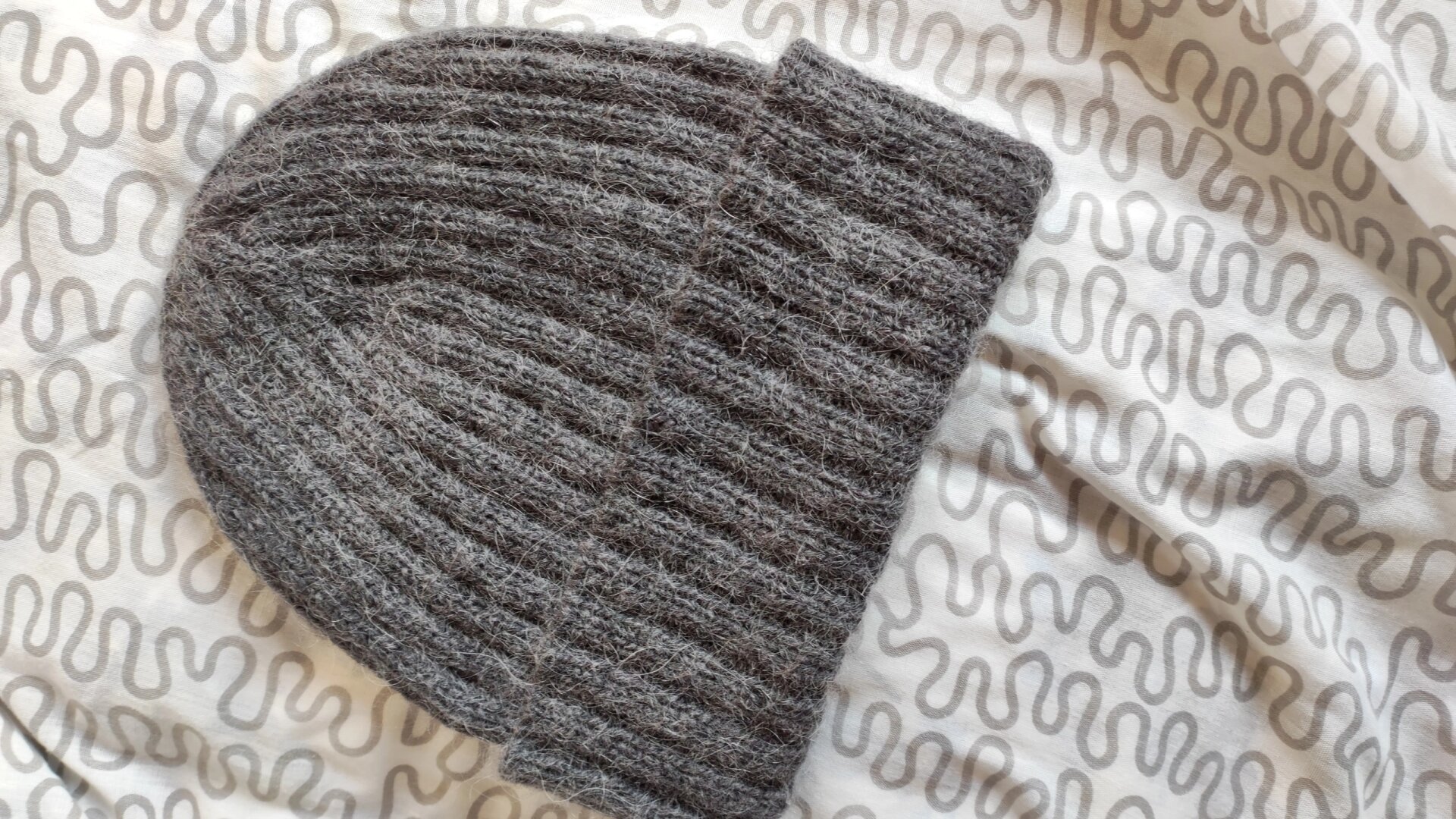 双螺纹编织帽子(附编织过程) 灰色双螺纹帽子 针:10,12号 线:3股28支