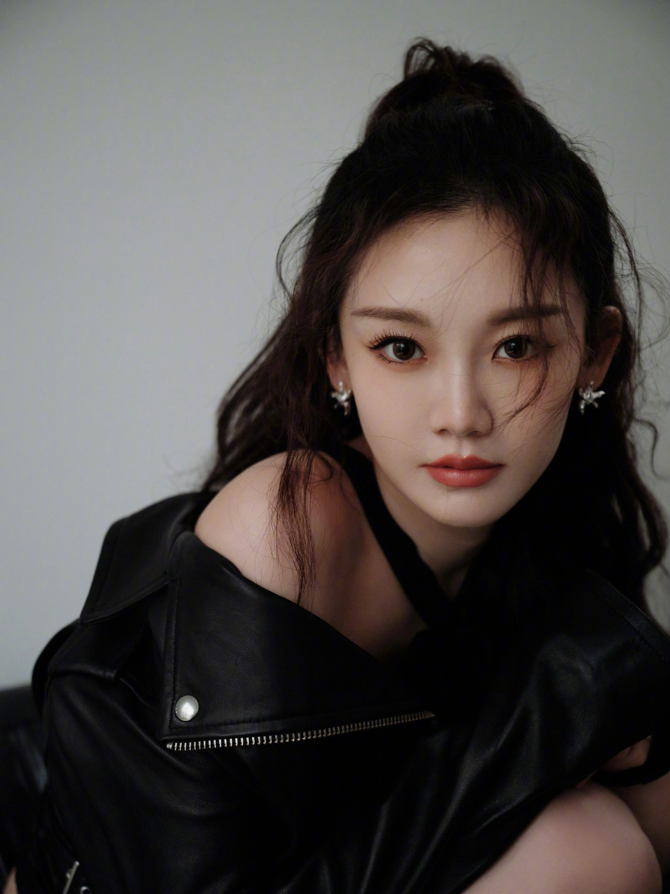 rayli fashion 苗苗-vivi allblack写真出炉～镜头下的苗苗将皮衣的
