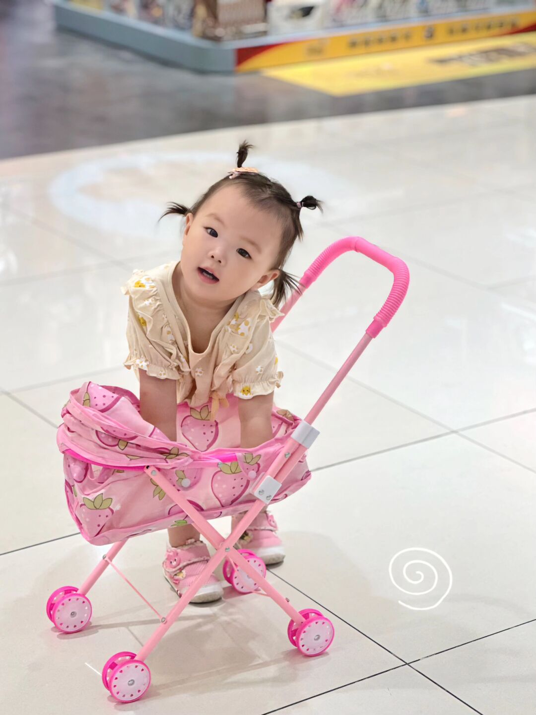 散步 回来 擦手 ad或者d 喝水小女孩提塑料口袋图片长发拖地小女孩