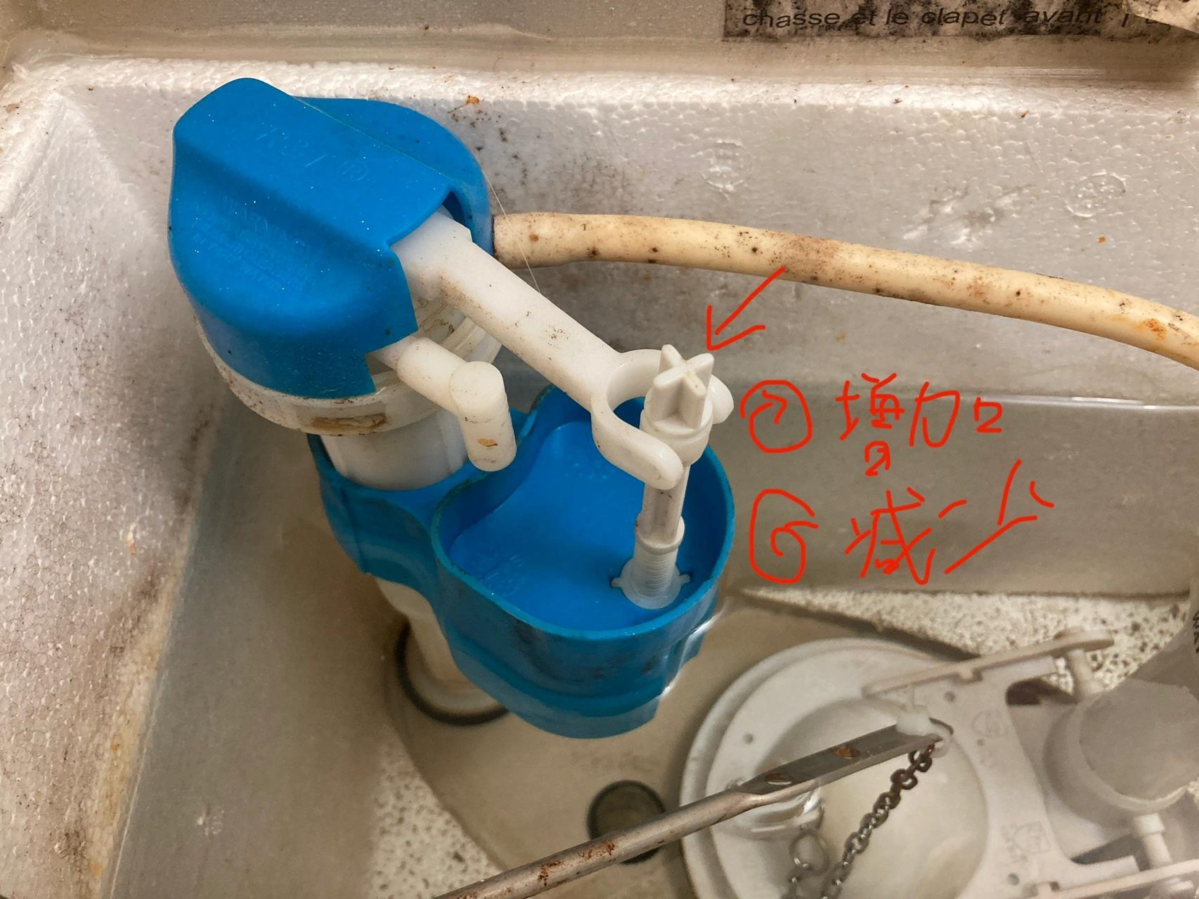 箭头所指就是调节水位的位置,顺时针旋转可以增加马桶水位,水位高了