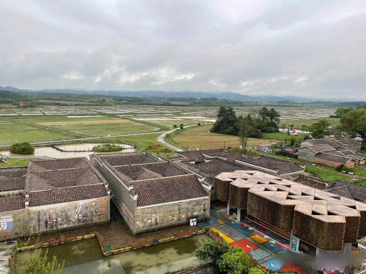 遗存于抚河流域的古镇古村,青屋老宅挺拔而嶙峋,千年古树沉稳而苍翠