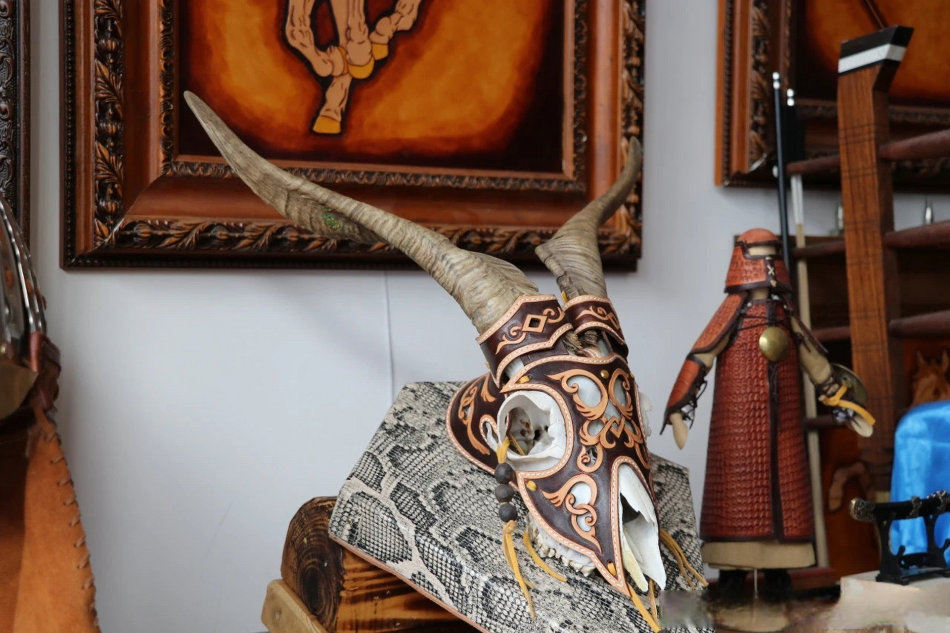 [锡林匠心丨金鹰:匠心雕琢皮艺之美]  "皮雕画"是一门传统美术技艺