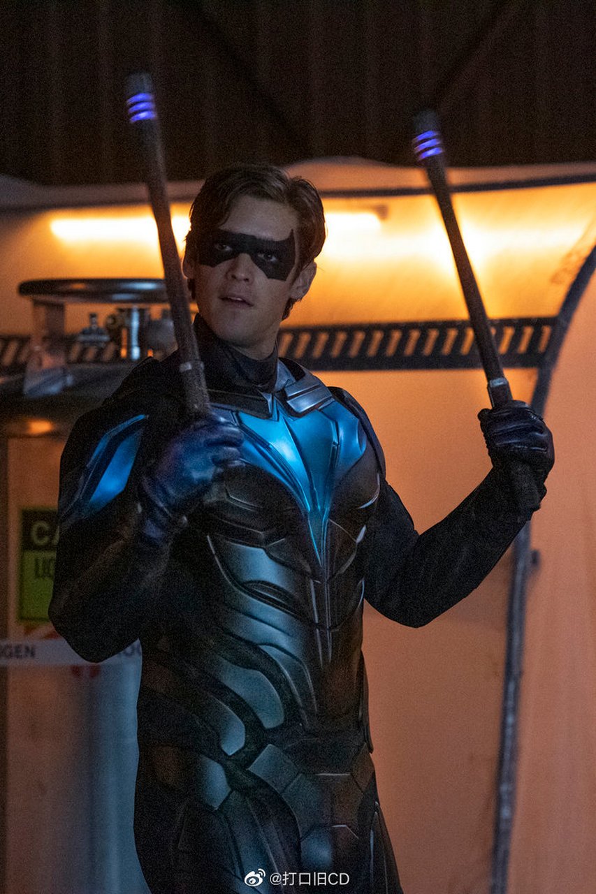 dc剧集《泰坦》第三季第1集剧照,星火与夜翼亮相!#美剧