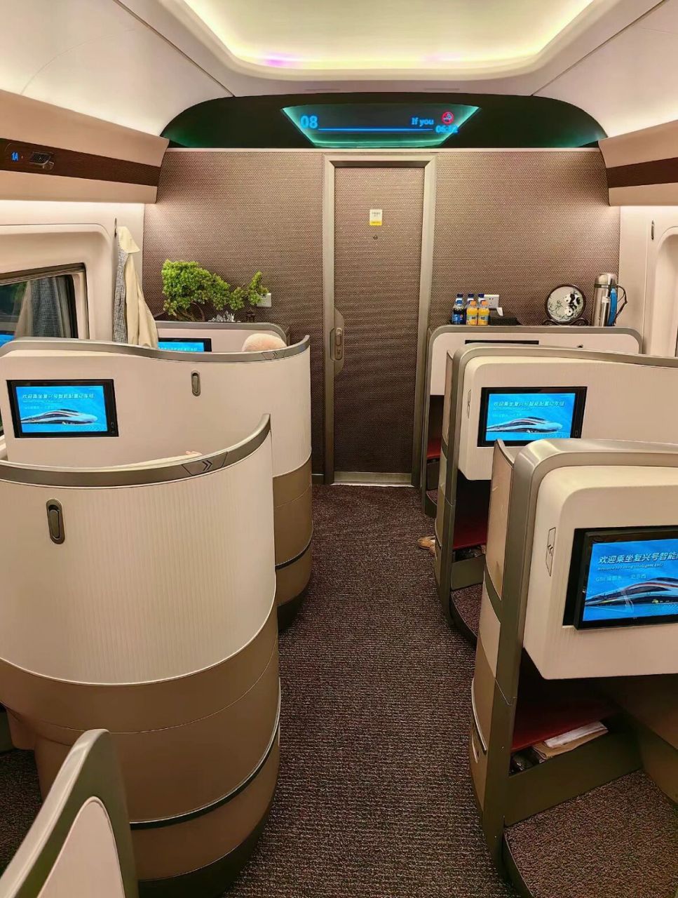 成都东 亠北京西,复兴号商务座,一车厢六个座位,感觉比飞机头等舱