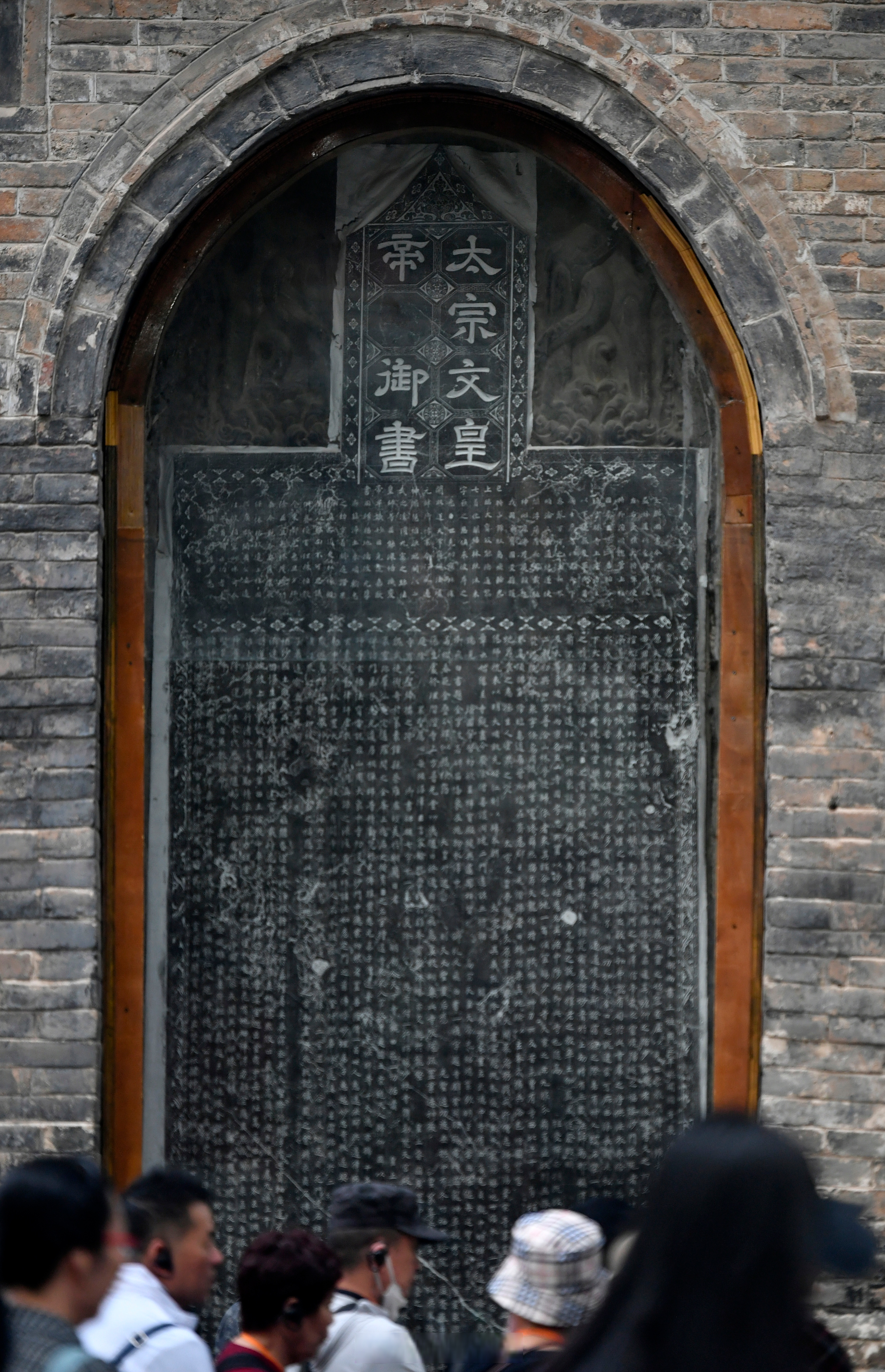 【跨越千年的少林寺碑碣入选世界记忆名录】4月17日,从联合国教科文