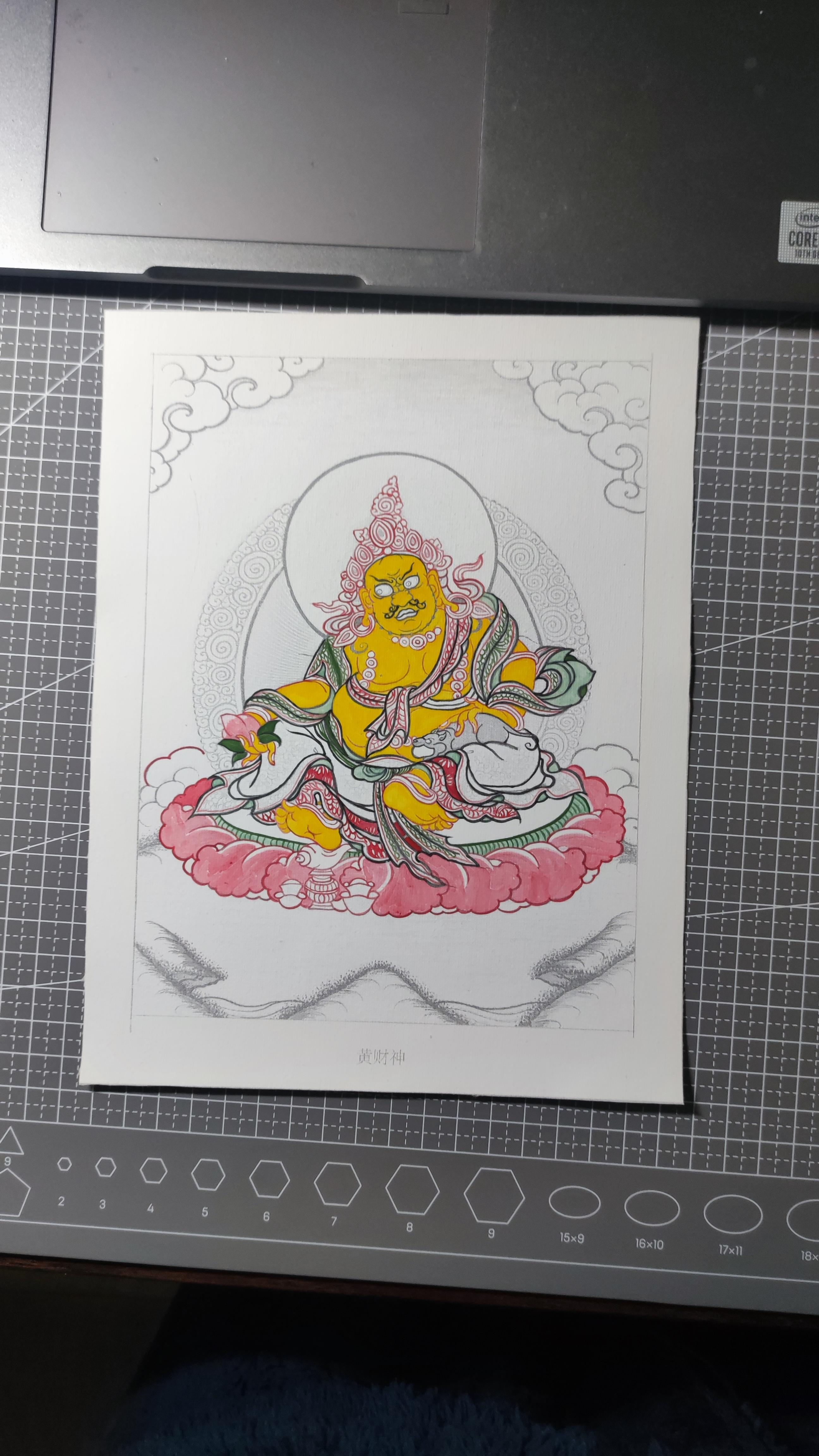 黄财神密教诸财神之首右手持桃象征福报左手吐宝鼠象征财富脚踏白海螺