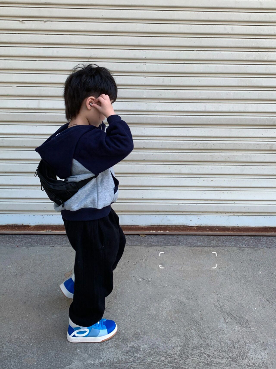 男童发型|留小狼尾的奶酷小男孩05 舒适又潮酷的穿搭 非卫衣裤莫属