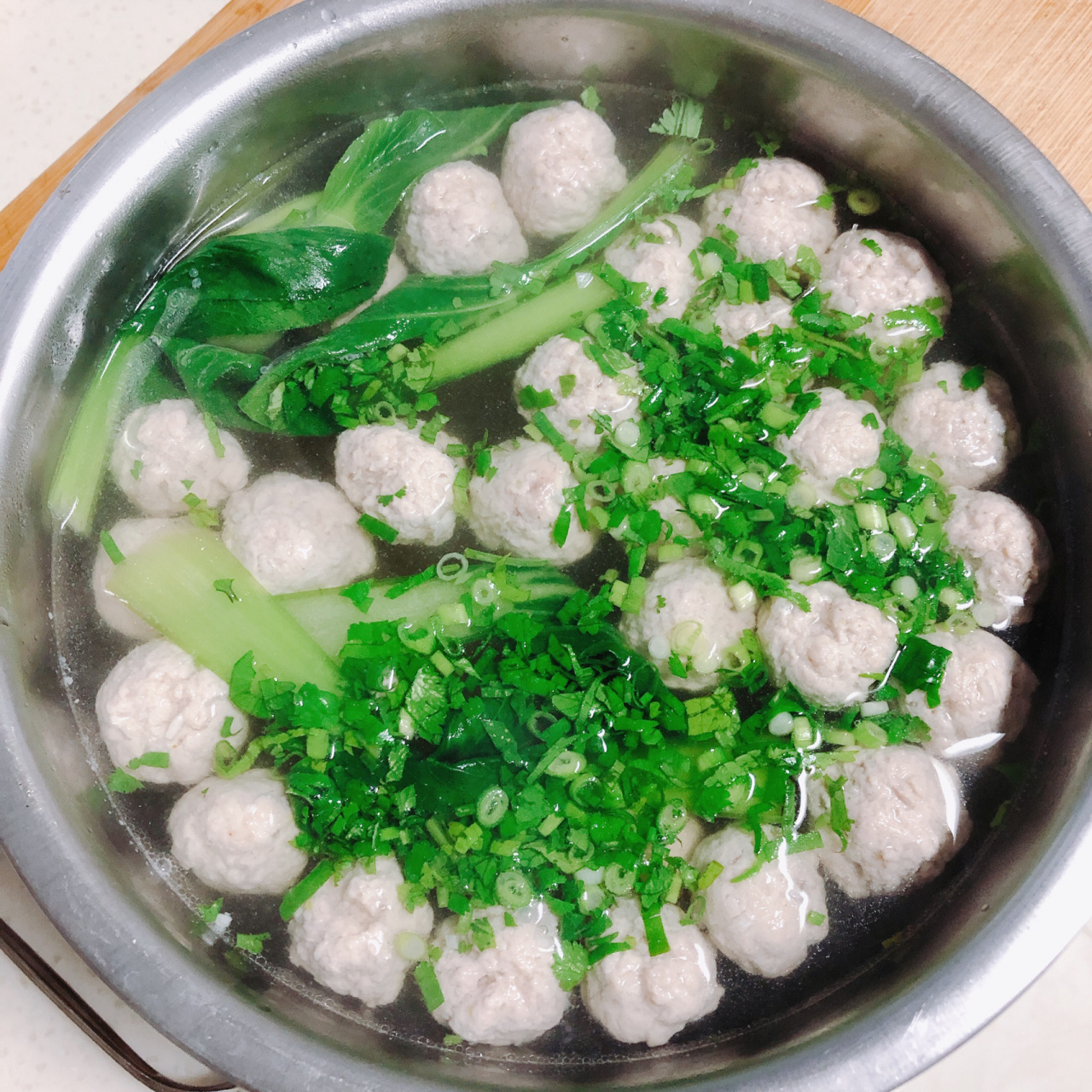 做了都喝光光 食材: 1,丸子:偏瘦的猪肉300g,蒜1头,姜3小片,蛋清1/2个