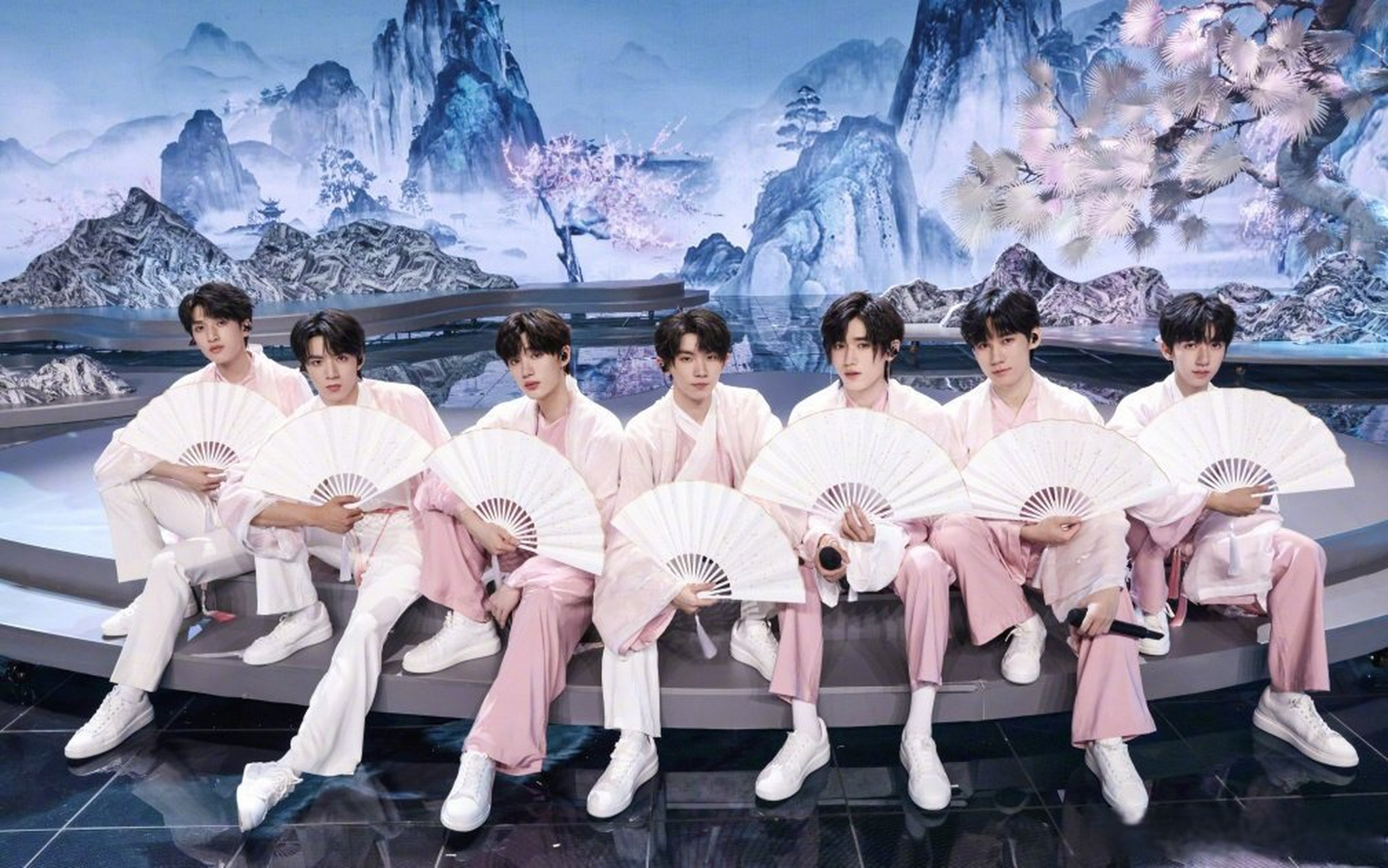 【时代峰峻申请时代少年团姓名商标】天眼查app显示,近日,北京时代峰