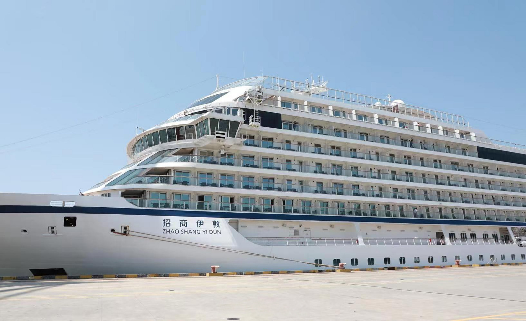 【国内首艘五星旗邮轮"招商伊敦号"首次靠泊洞头】#民生汇# 5月10日,"