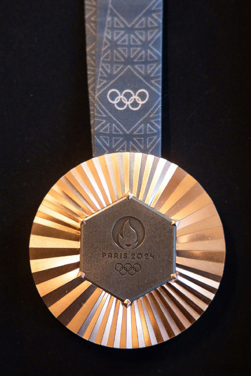 2024年巴黎奥运会的奖牌由法国顶级珠宝品牌chaumet设计,其设计灵感