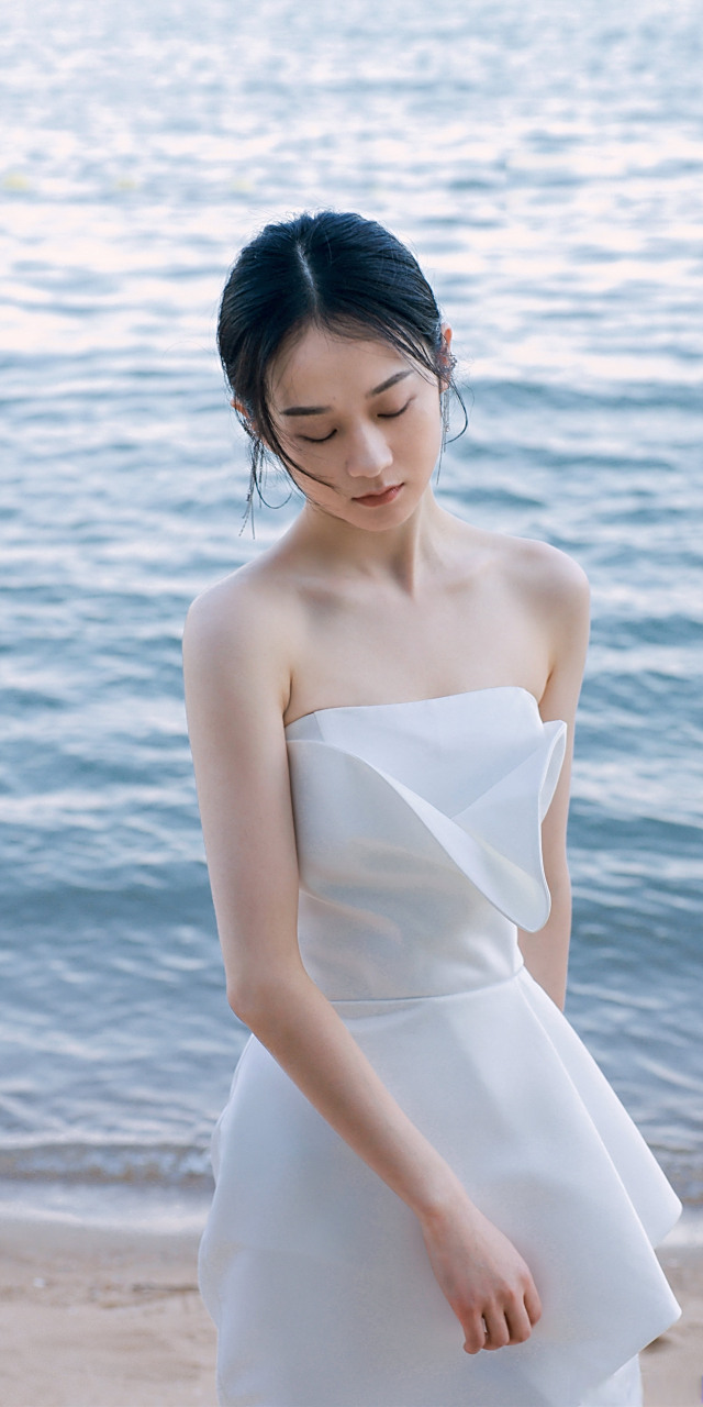 阚昕白色露背礼服壁纸写真