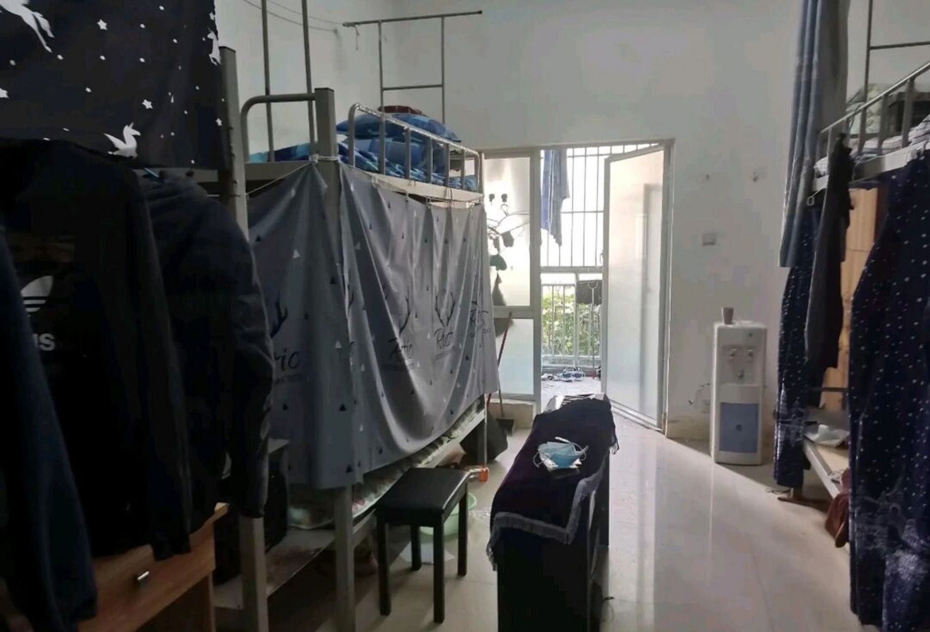 我来说说寝室生活吧  宿舍的话都是有门禁的,进出需要刷卡.