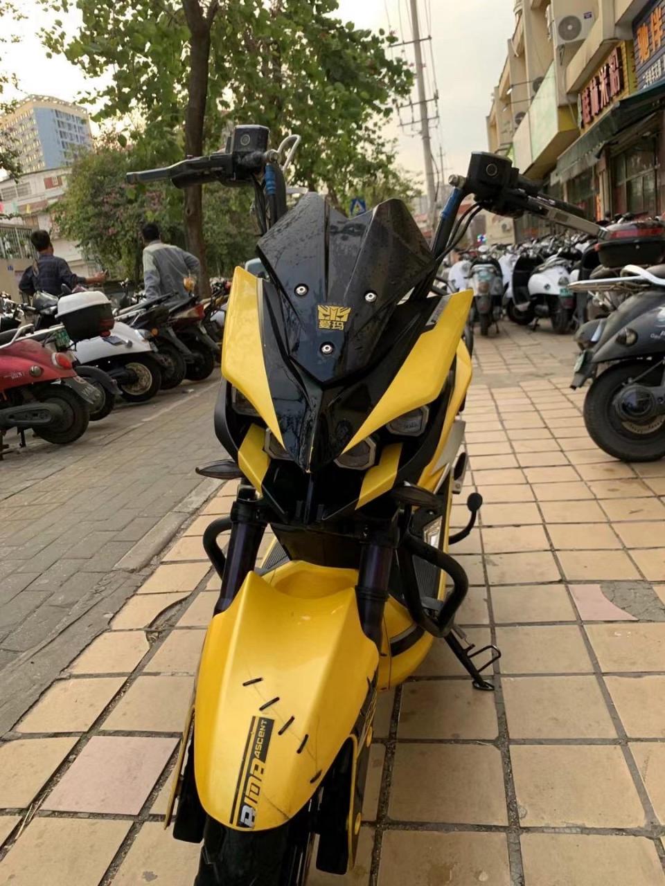 爱玛大黄蜂72伏前后碟刹,手续齐全,车况精品,最后一批上的小绿牌,新车