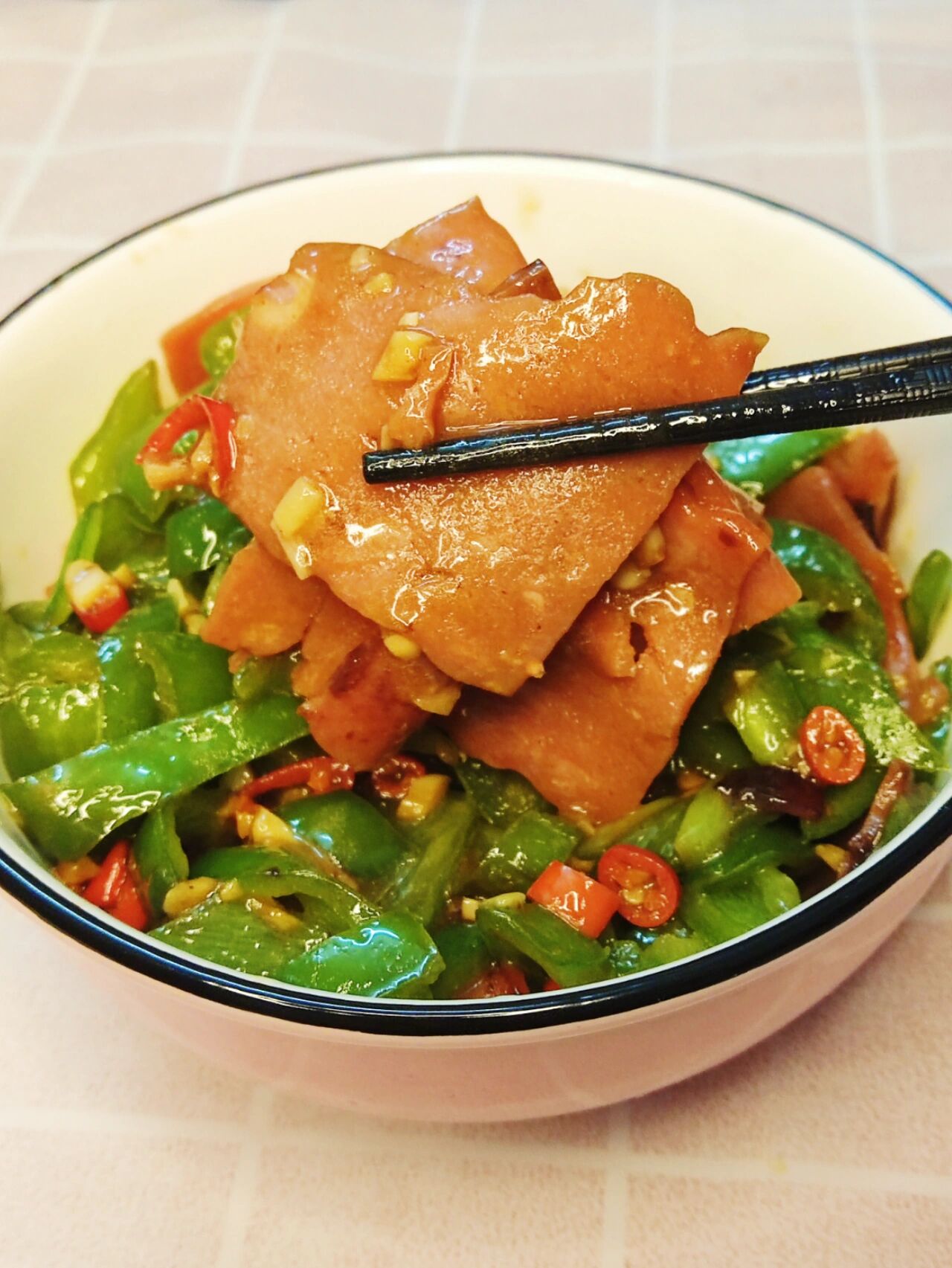上班带饭必备青椒炒培根07好吃到舔盘00 被青椒炒培根惊艳到了